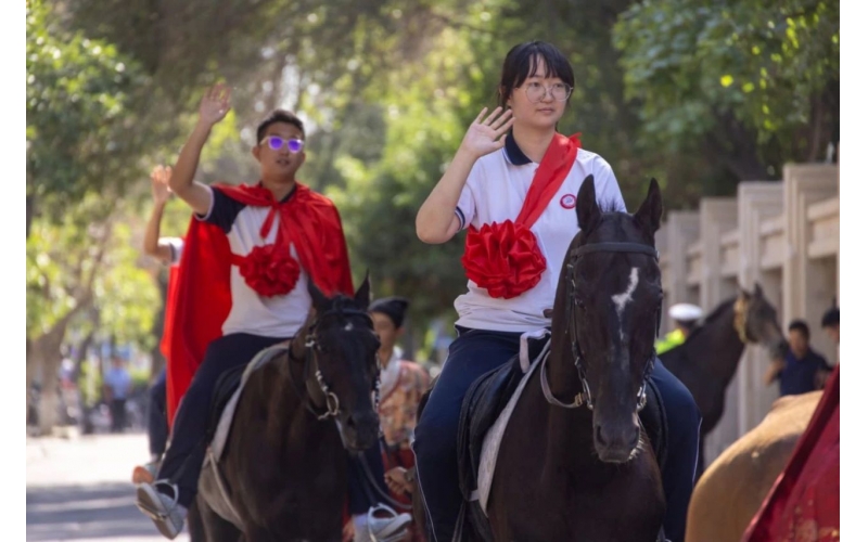 披紅掛花，打馬游街，新疆人送喜報好有儀式感