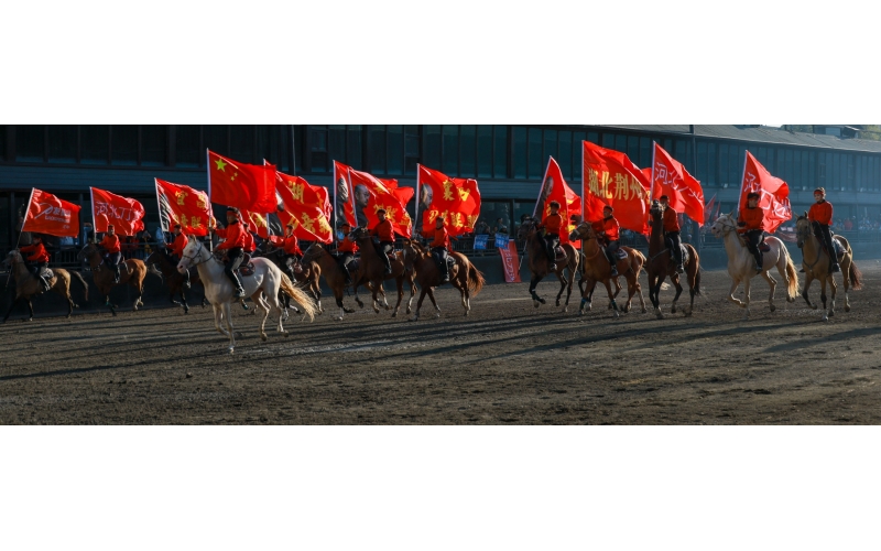 “唱著刀歌游新疆”—這些天，全國(guó)游客在這里歡聚